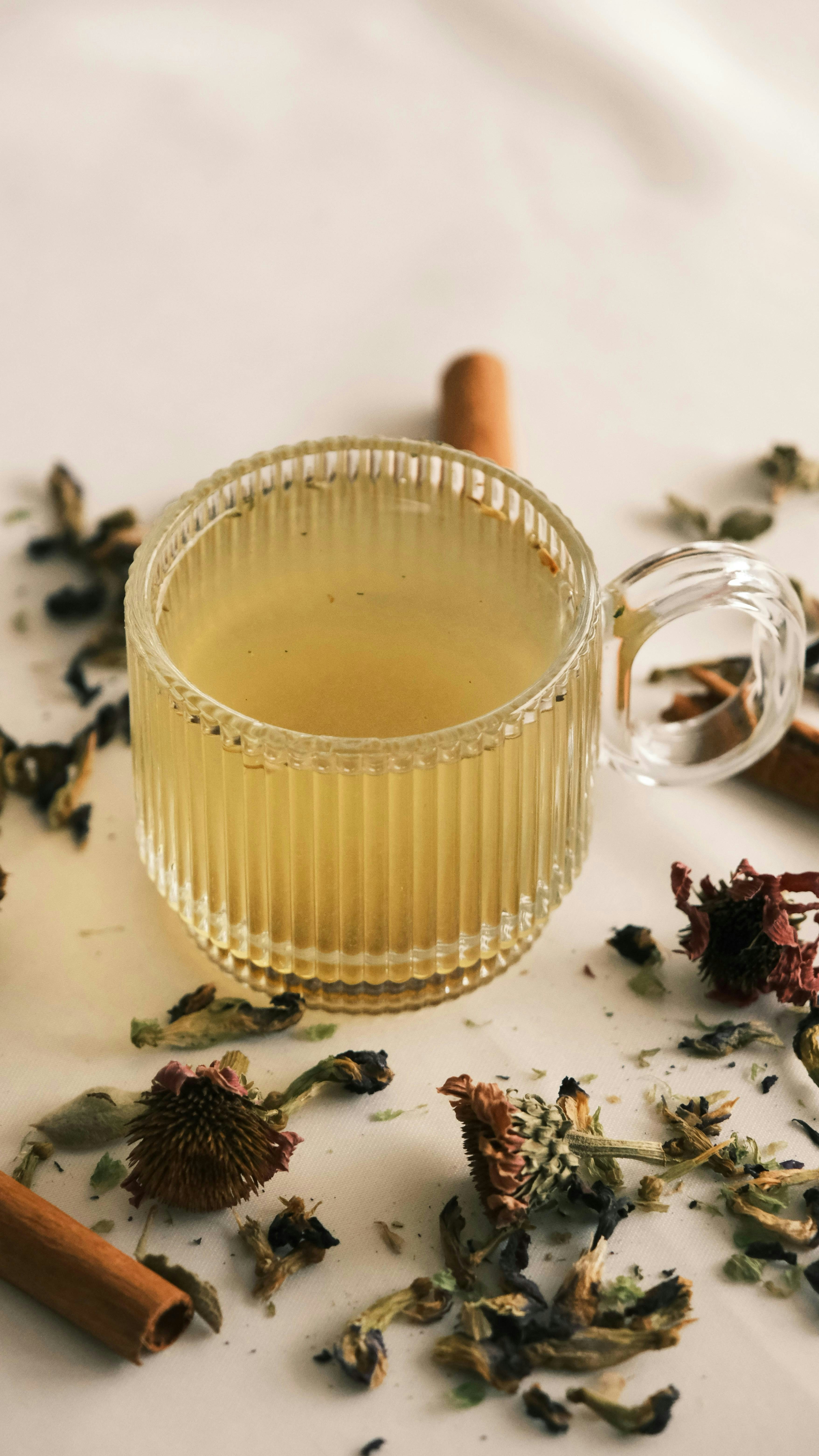 https://unsplash.com/pt-br/fotografias/um-copo-de-vidro-cheio-de-cha-ao-lado-de-um-cigarro-SnFPugl-rv4?utm_content=creditCopyText&utm_medium=referral&utm_source=unsplash