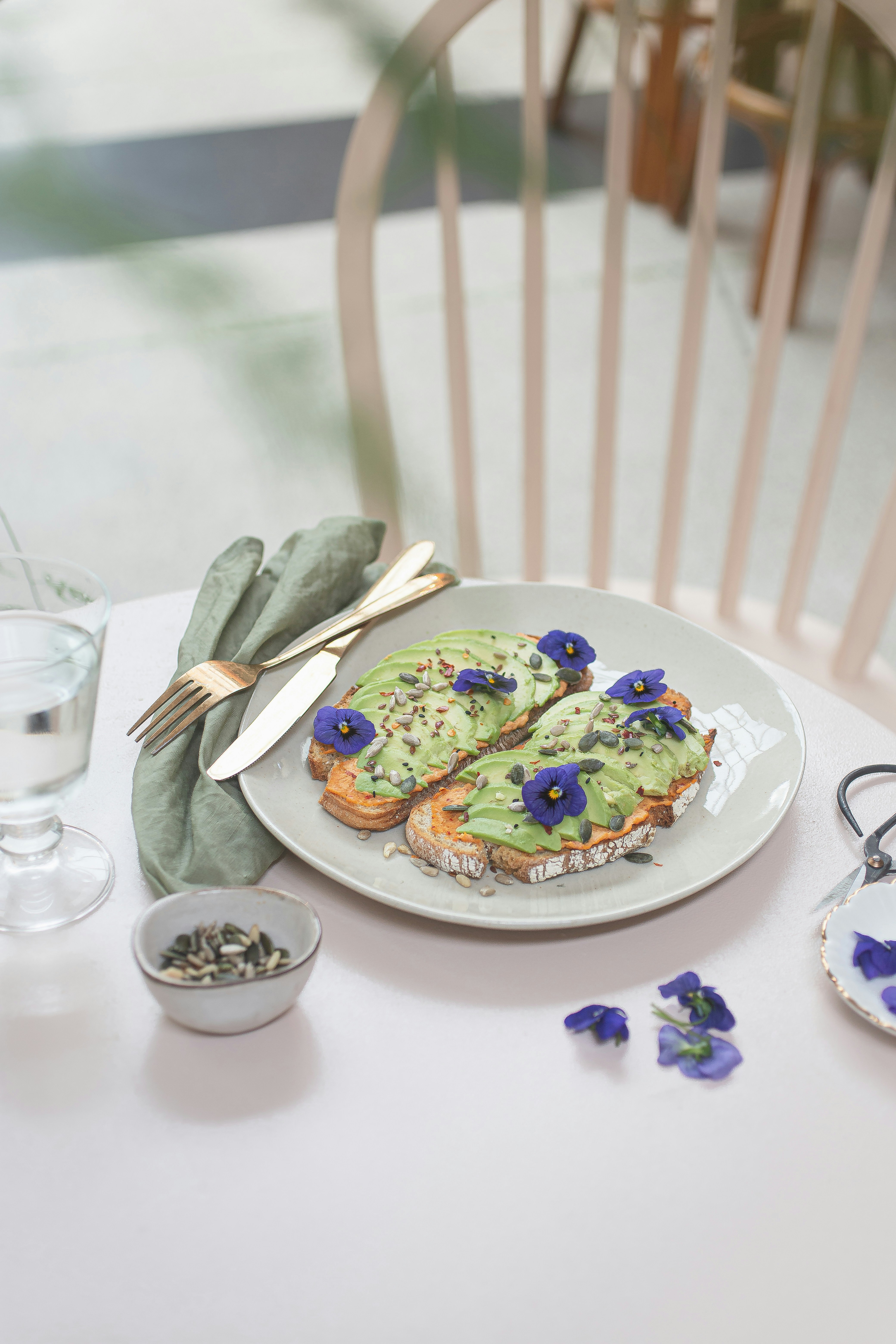 https://unsplash.com/pt-br/fotografias/um-prato-de-bolo-e-uma-xicara-de-cafe-em-uma-mesa-3eHdk6dPY3U?utm_content=creditCopyText&utm_medium=referral&utm_source=unsplash