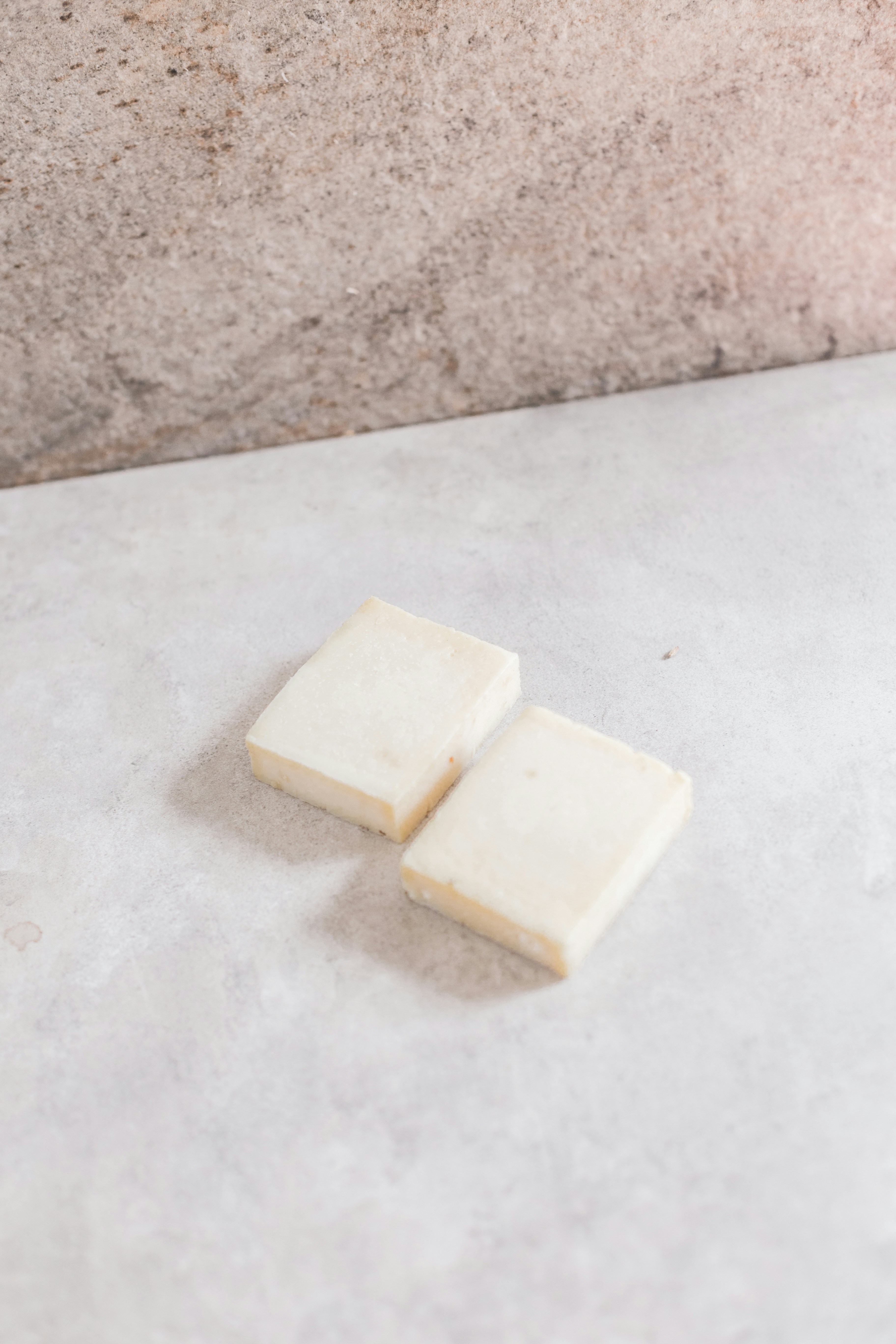 https://unsplash.com/pt-br/fotografias/queijo-branco-na-mesa-branca-txNjV206Jw4?utm_content=creditCopyText&utm_medium=referral&utm_source=unsplash